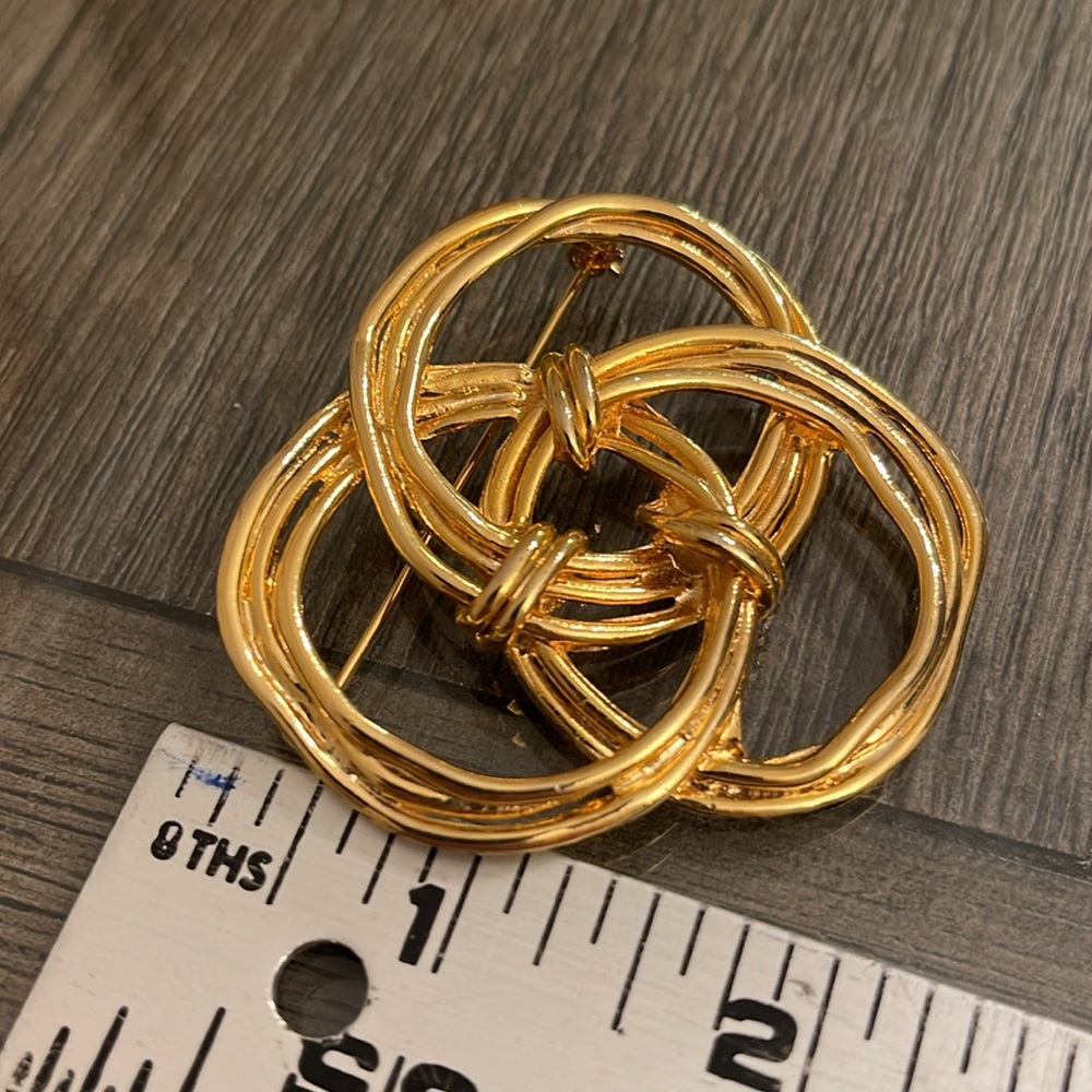 Vintage Interlocking Circle or Knot Gold-tone Metal Pin - Picture 12 of 16